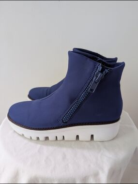 FitFlop - Chunky Zip Ankle Boots with White Platform Sole - Size 6.5